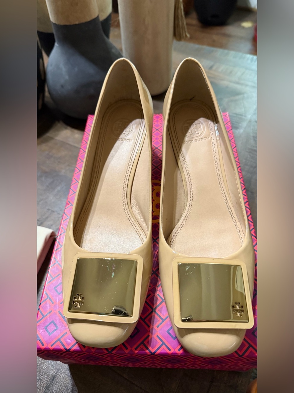 EUC Tory Burch Tiernan 50mm Patent Leather Pumps, Tory Beige, Gold Logo - Picture 2 of 10